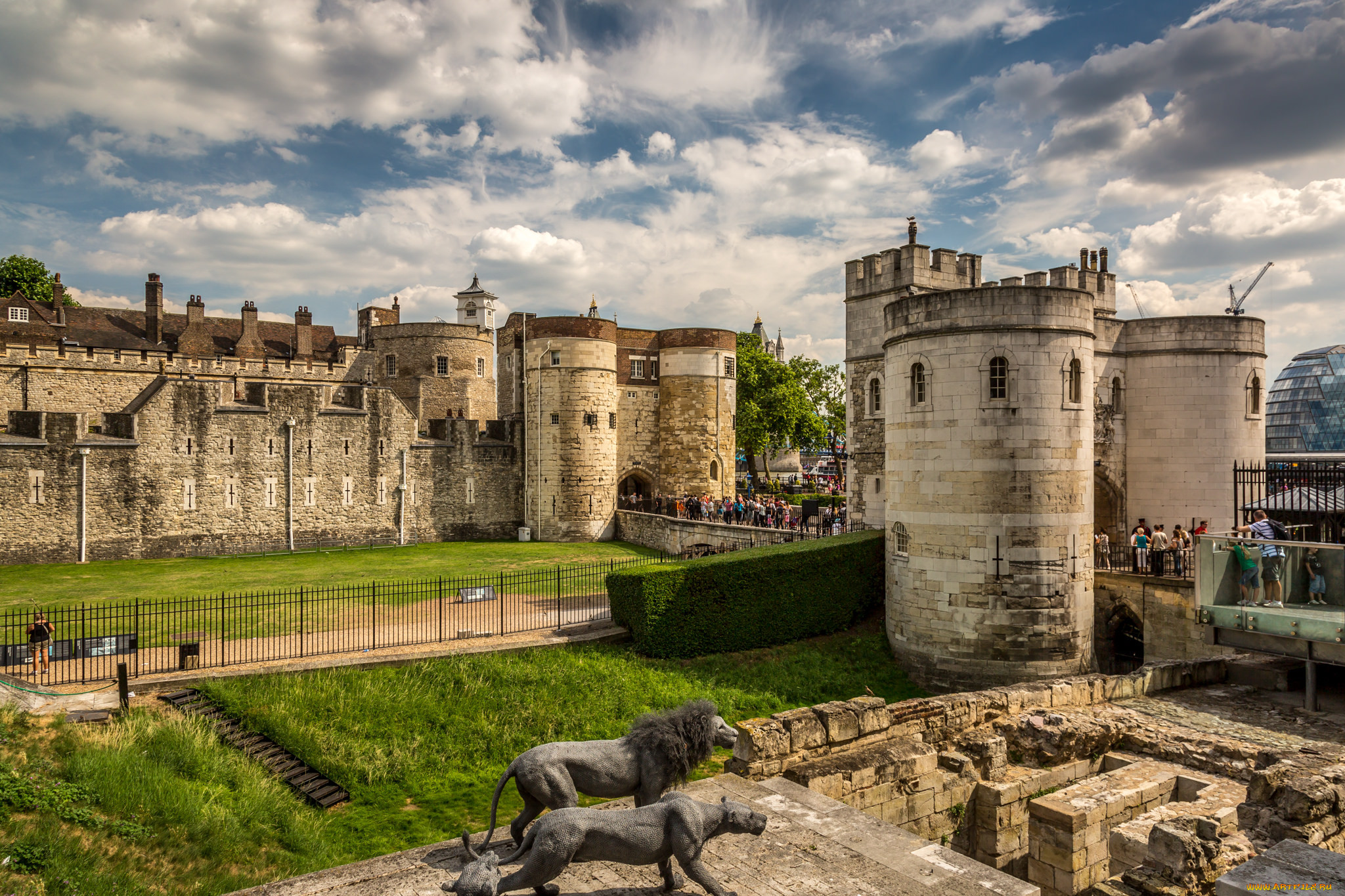 The tower of london was a prison. Крепость Тауэр в Великобритании.